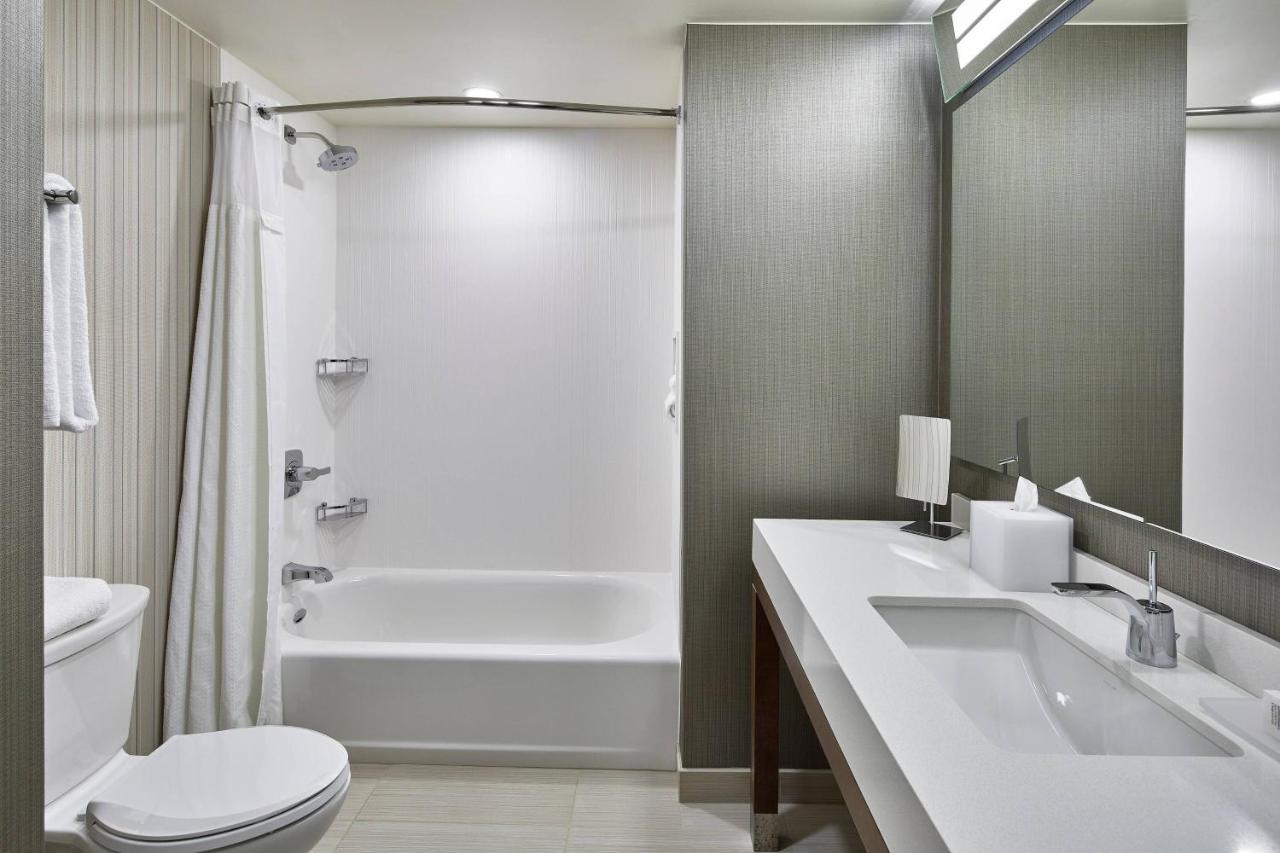 Guest room, 1 King, Sofa bed at Courtyard by Marriott Albany Airport