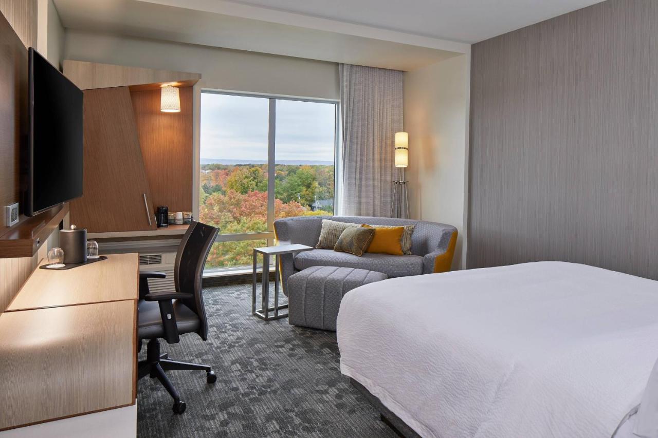 Guest room, 1 King, Sofa bed at Courtyard by Marriott Albany Airport