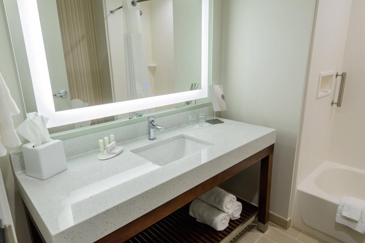 Queen Room at Courtyard by Marriott Lake Jackson