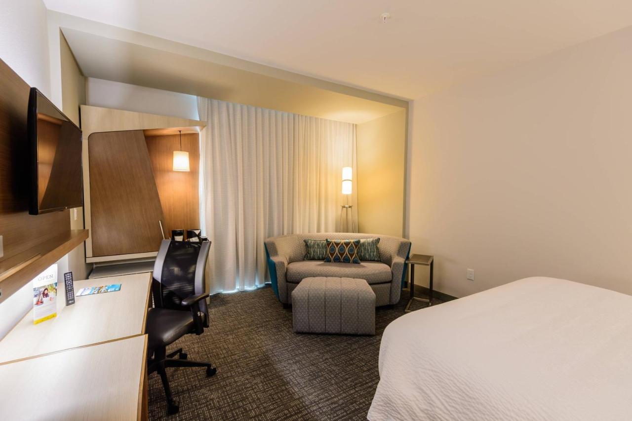 King Room at Courtyard by Marriott Lake Jackson