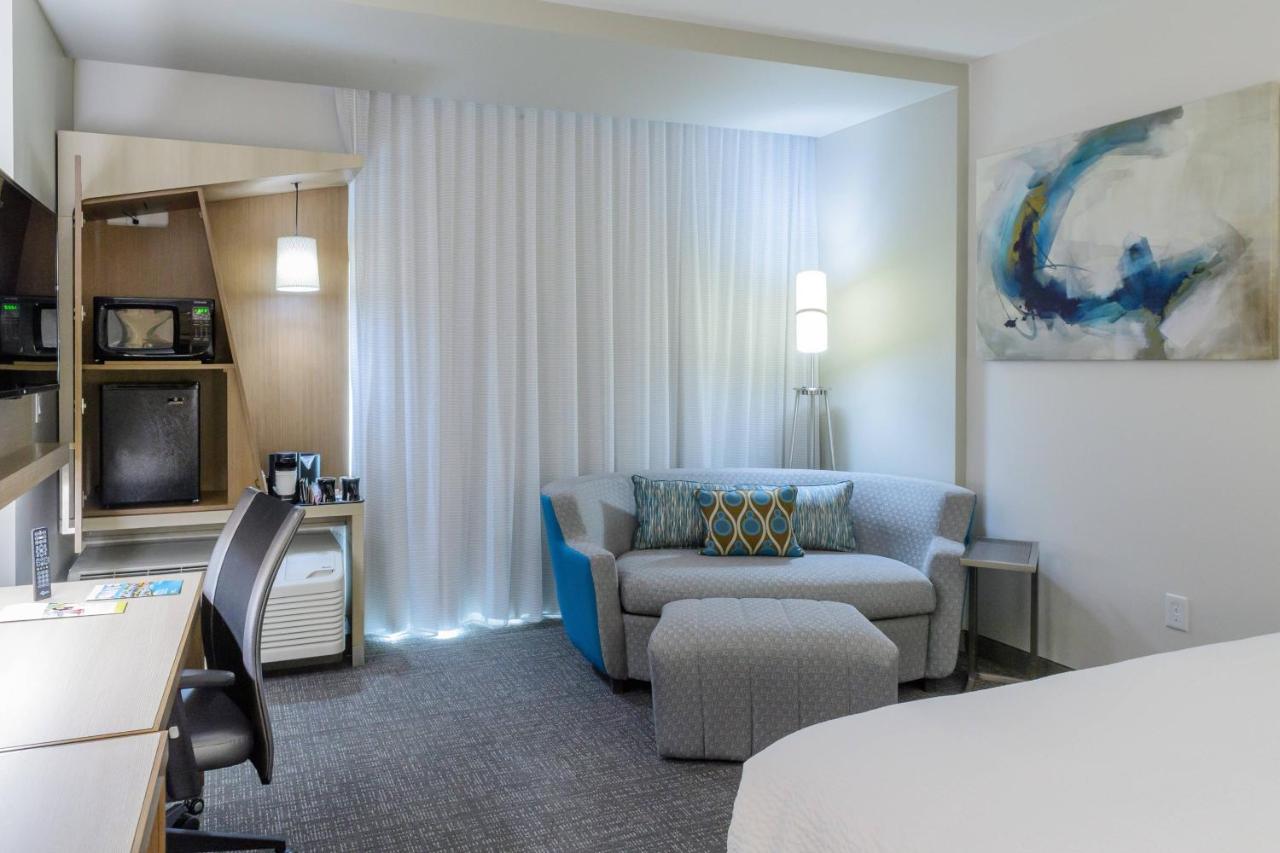 King Room at Courtyard by Marriott Lake Jackson