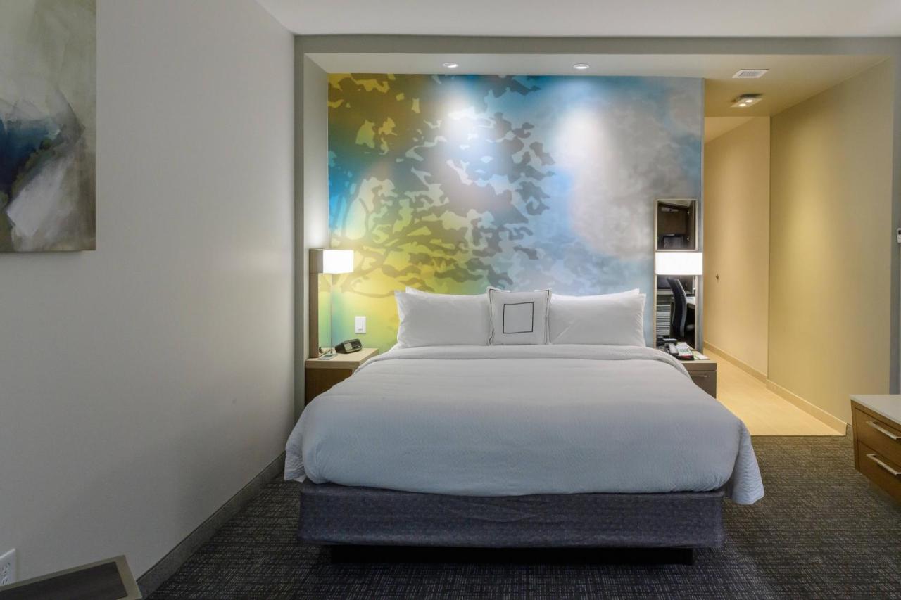 King Room at Courtyard by Marriott Lake Jackson