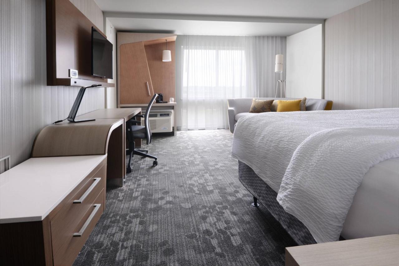 King Room at Courtyard by Marriott Dallas Plano/The Colony