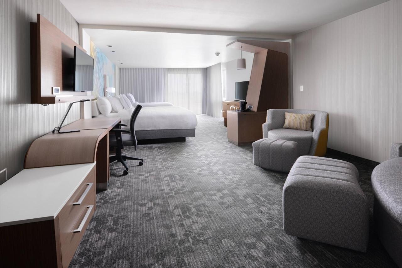 Large Queen Room at Courtyard by Marriott Dallas Plano/The Colony
