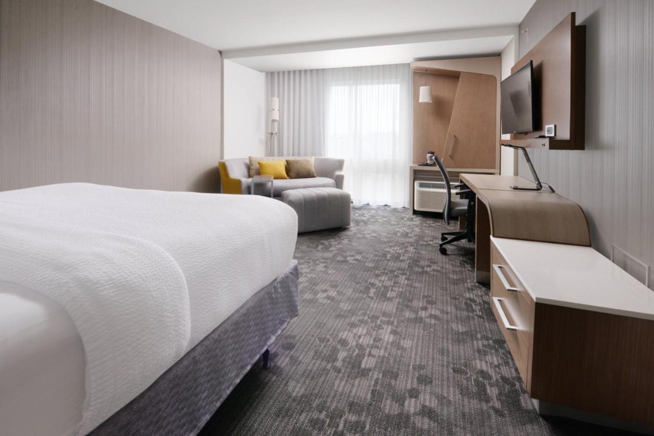 Large King Room at Courtyard by Marriott Dallas Plano/The Colony