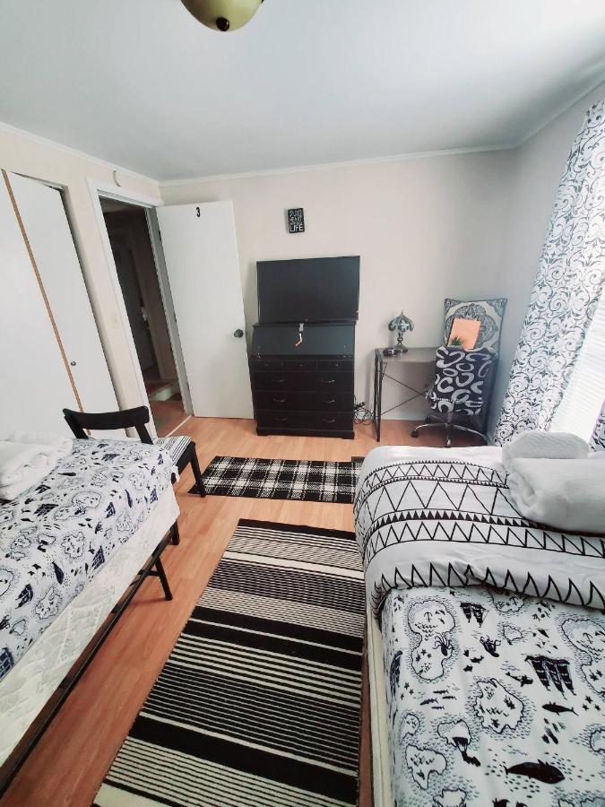 | Room in Guest room - Black-white Rm By Yale U