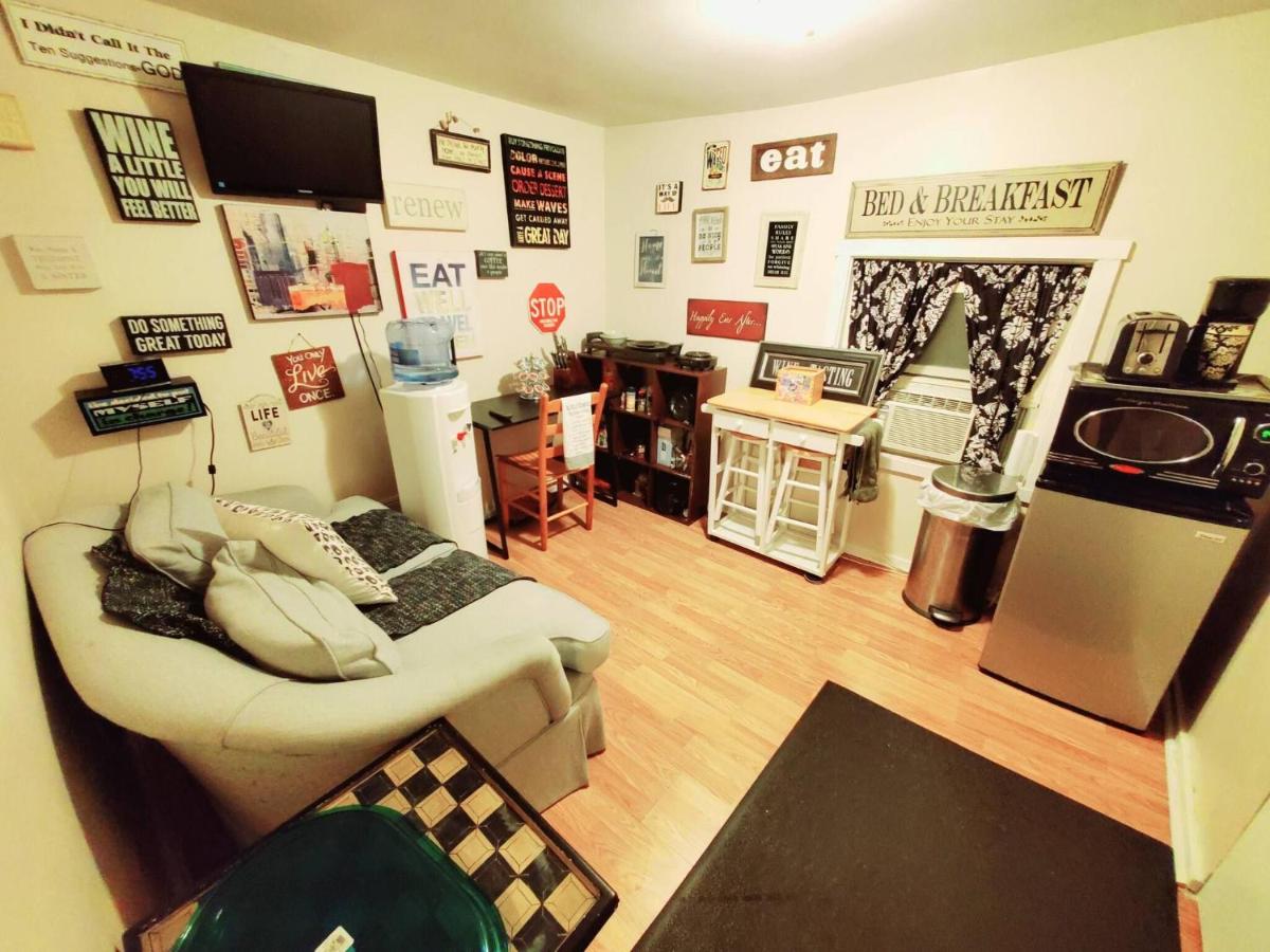 | Room in Guest room - Black-white Rm By Yale U