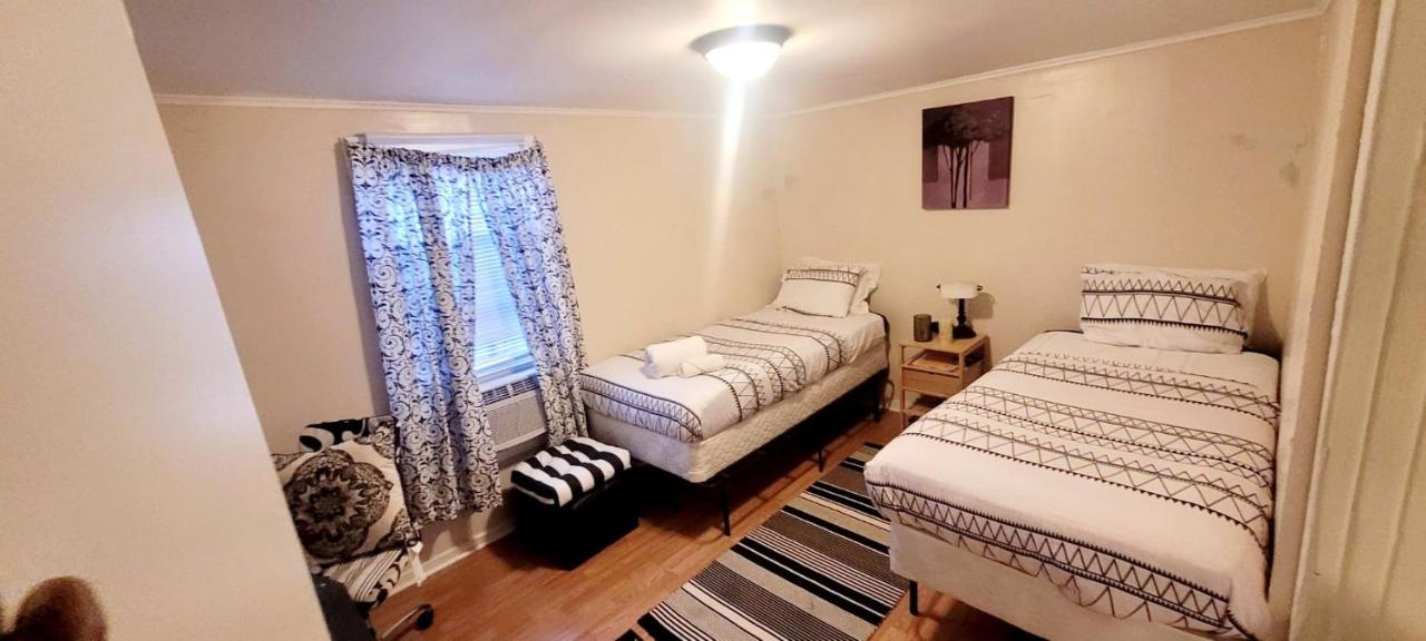 | Room in Guest room - Black-white Rm By Yale U