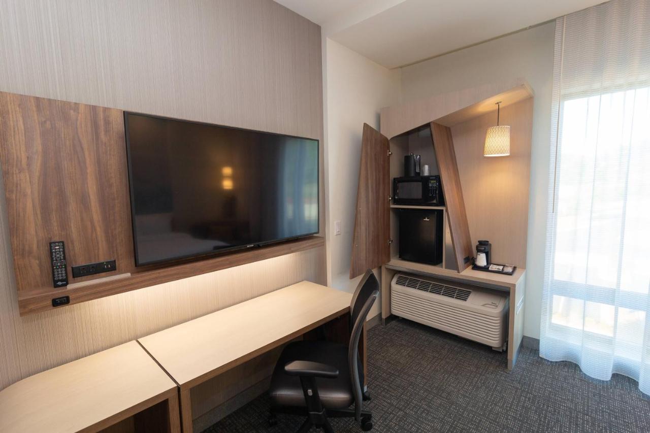 Double Queen Room at Courtyard by Marriott Cartersville