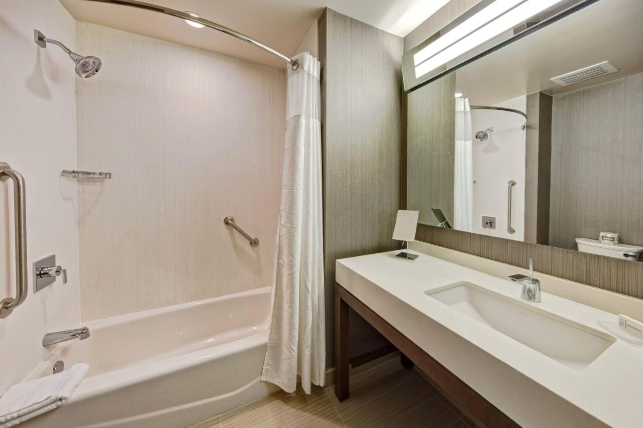 | Courtyard by Marriott Kansas City Downtown/Convention Center