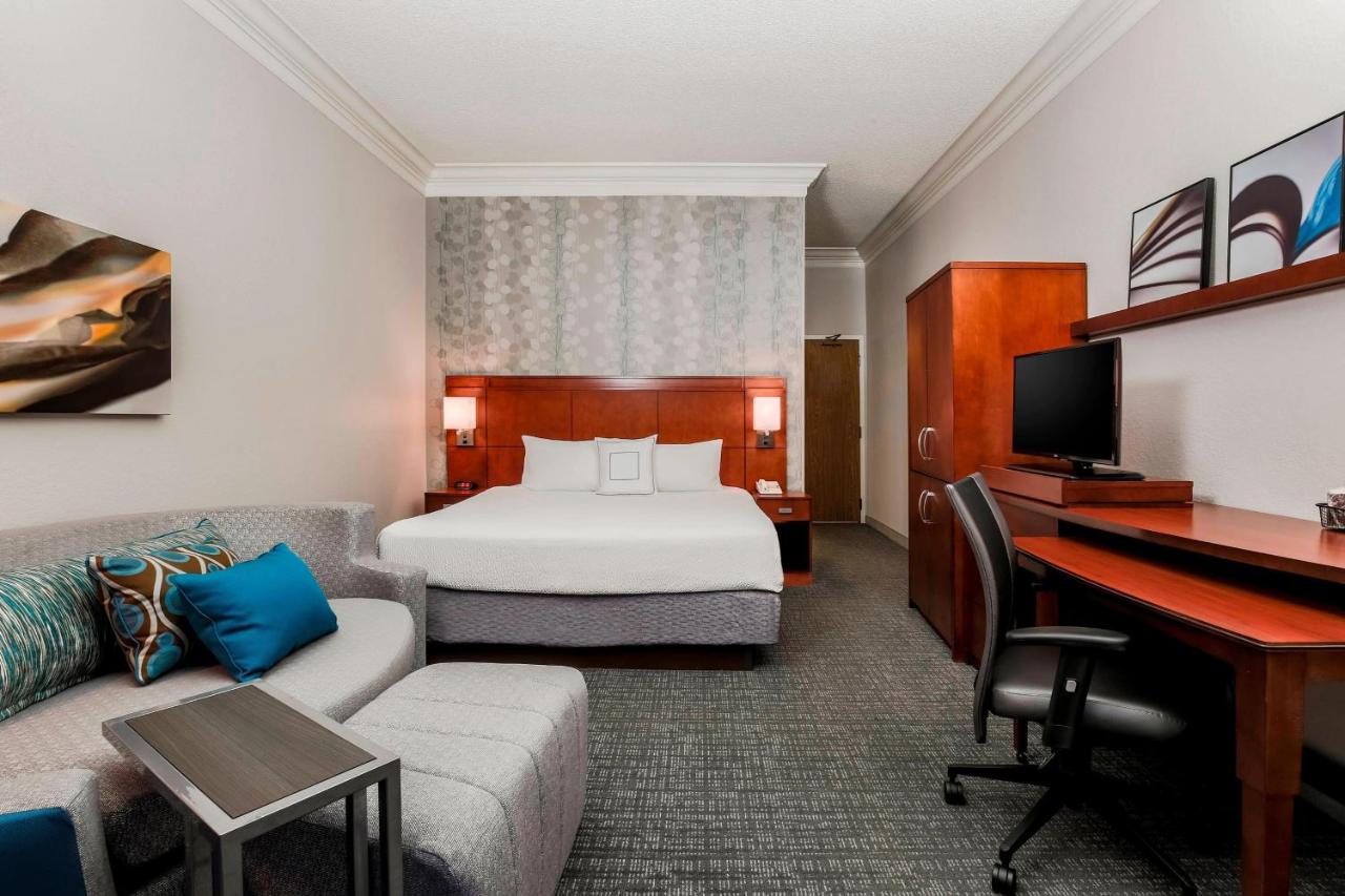 Guest room, King, Balcony at Courtyard by Marriott Orlando Lake Mary/North