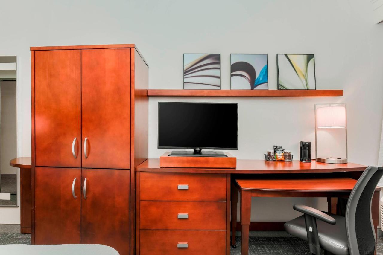 Guest room, King, Balcony at Courtyard by Marriott Orlando Lake Mary/North
