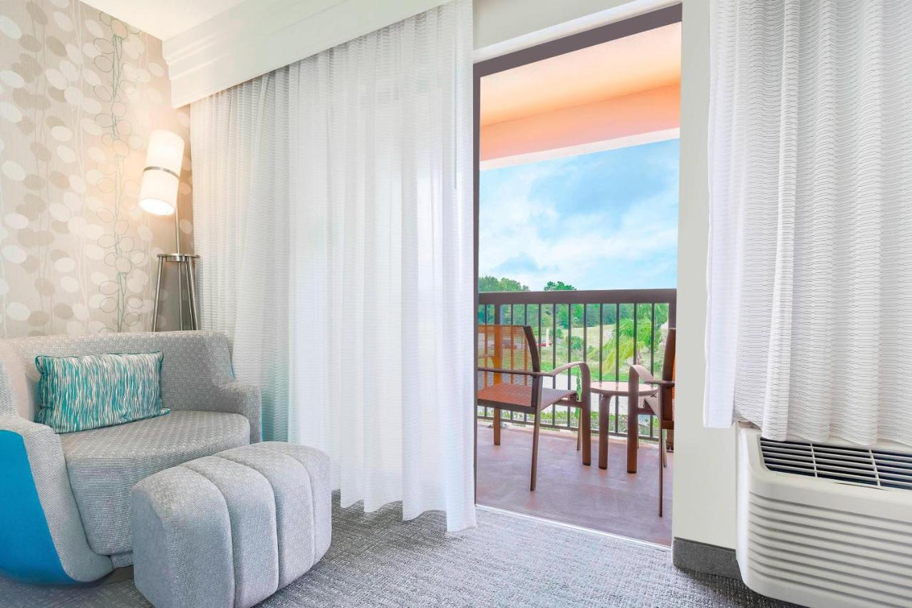 Guest room, King, Balcony at Courtyard by Marriott Orlando Lake Mary/North