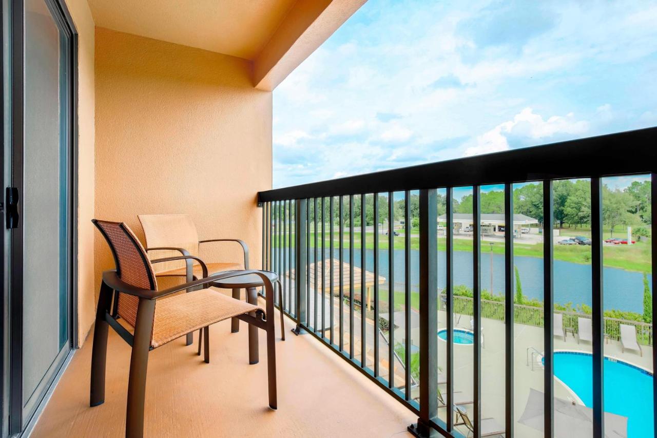 Guest room, King, Balcony at Courtyard by Marriott Orlando Lake Mary/North