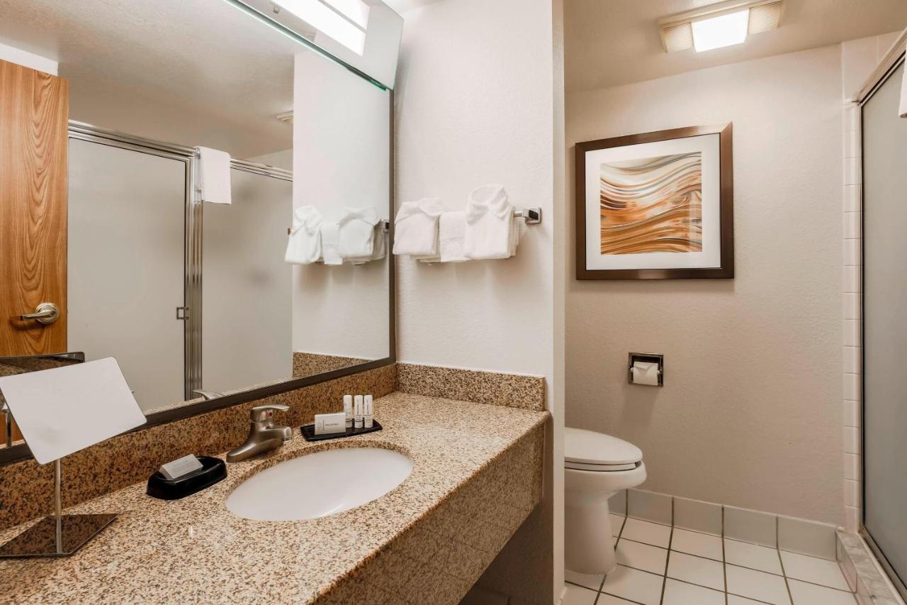 Guest room, King, Balcony at Courtyard by Marriott Orlando Lake Mary/North