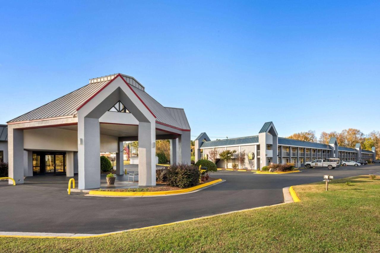 | Super 8 by Wyndham Garysburg/Roanoke Rapids