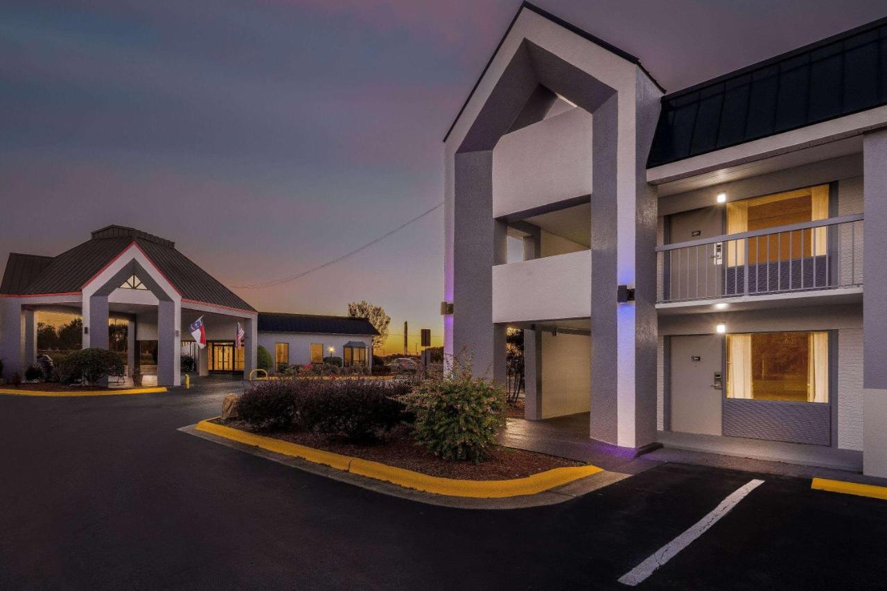 | Super 8 by Wyndham Garysburg/Roanoke Rapids