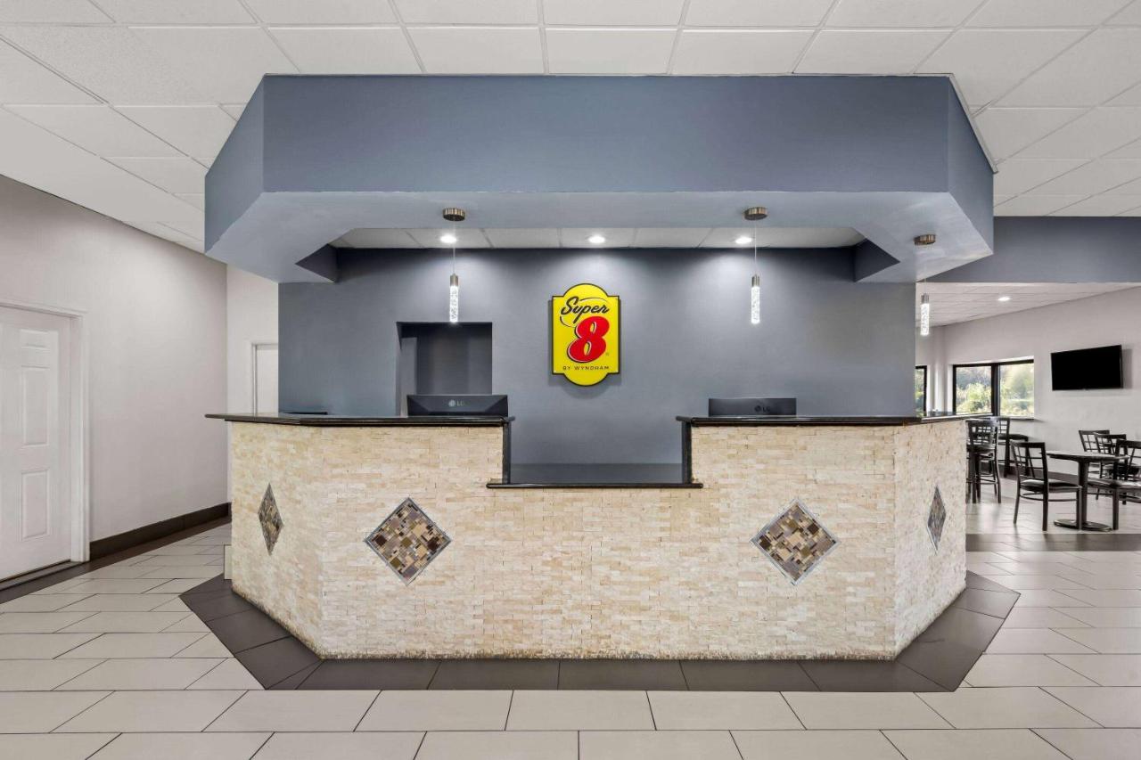 | Super 8 by Wyndham Garysburg/Roanoke Rapids