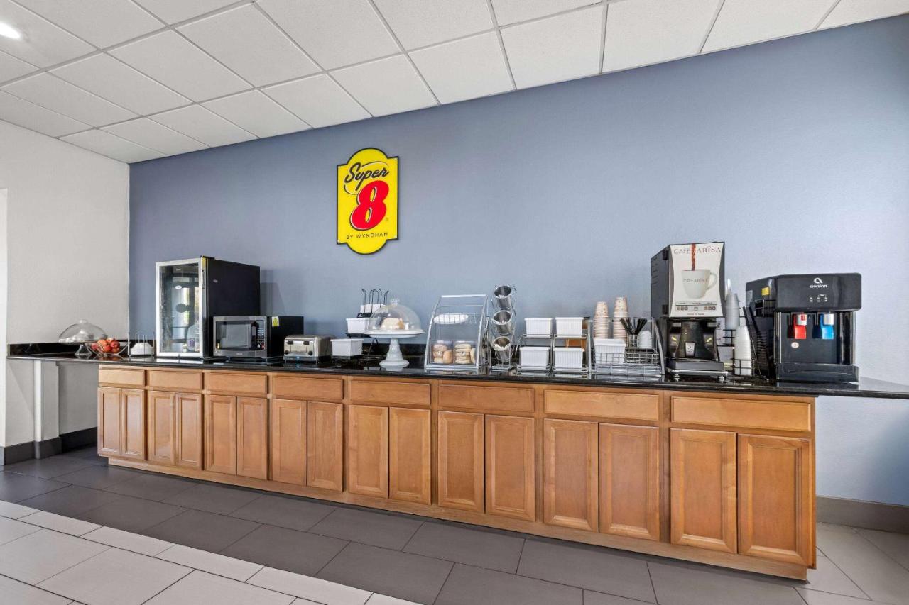 | Super 8 by Wyndham Garysburg/Roanoke Rapids