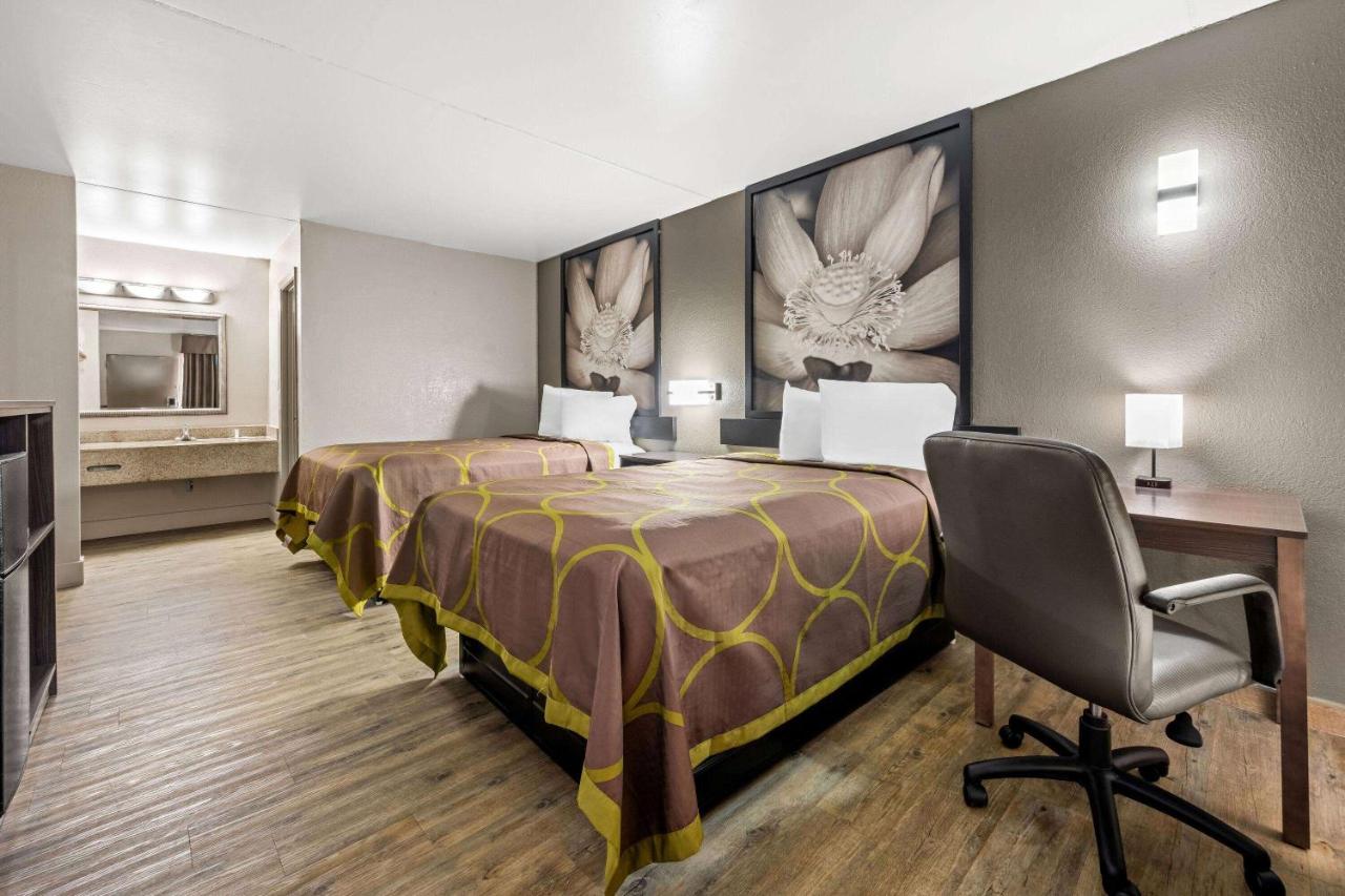 | Super 8 by Wyndham Garysburg/Roanoke Rapids