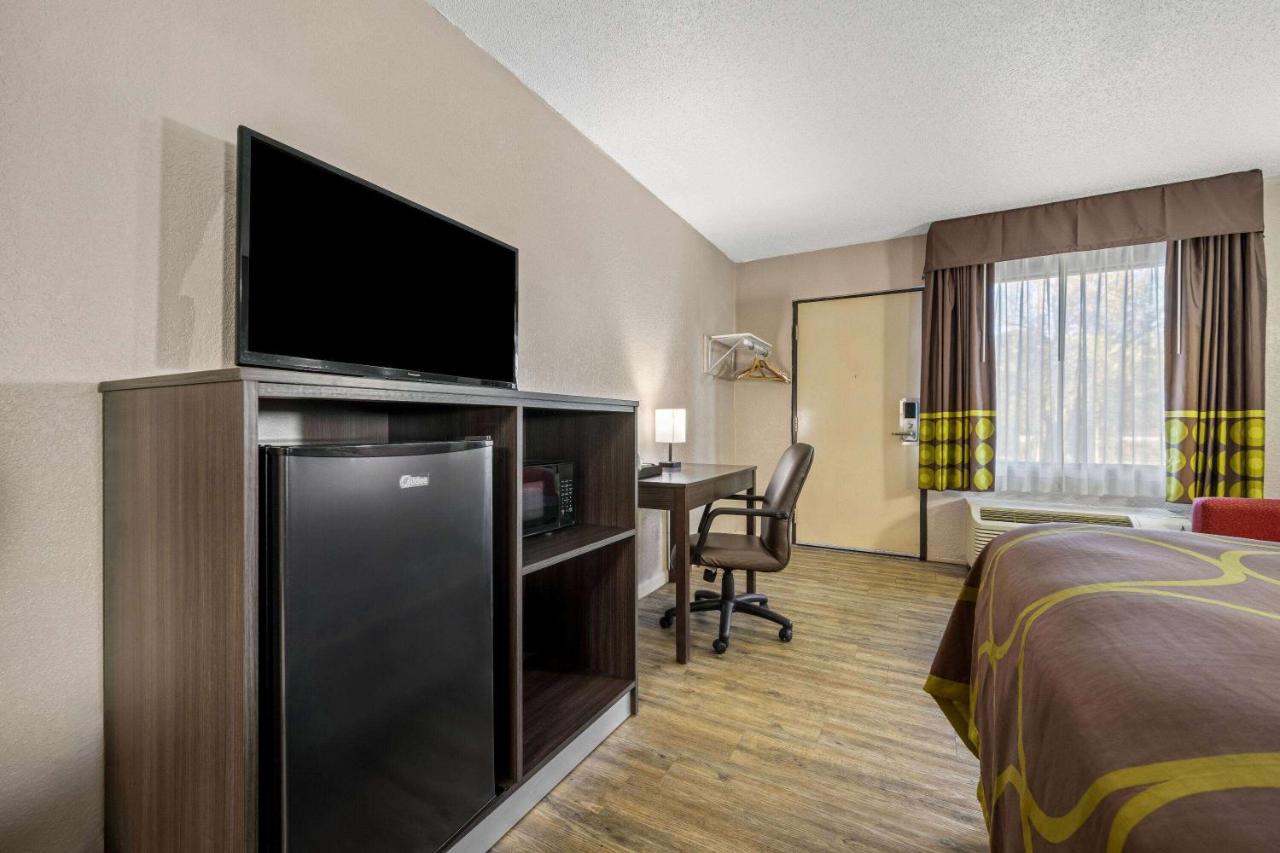 | Super 8 by Wyndham Garysburg/Roanoke Rapids