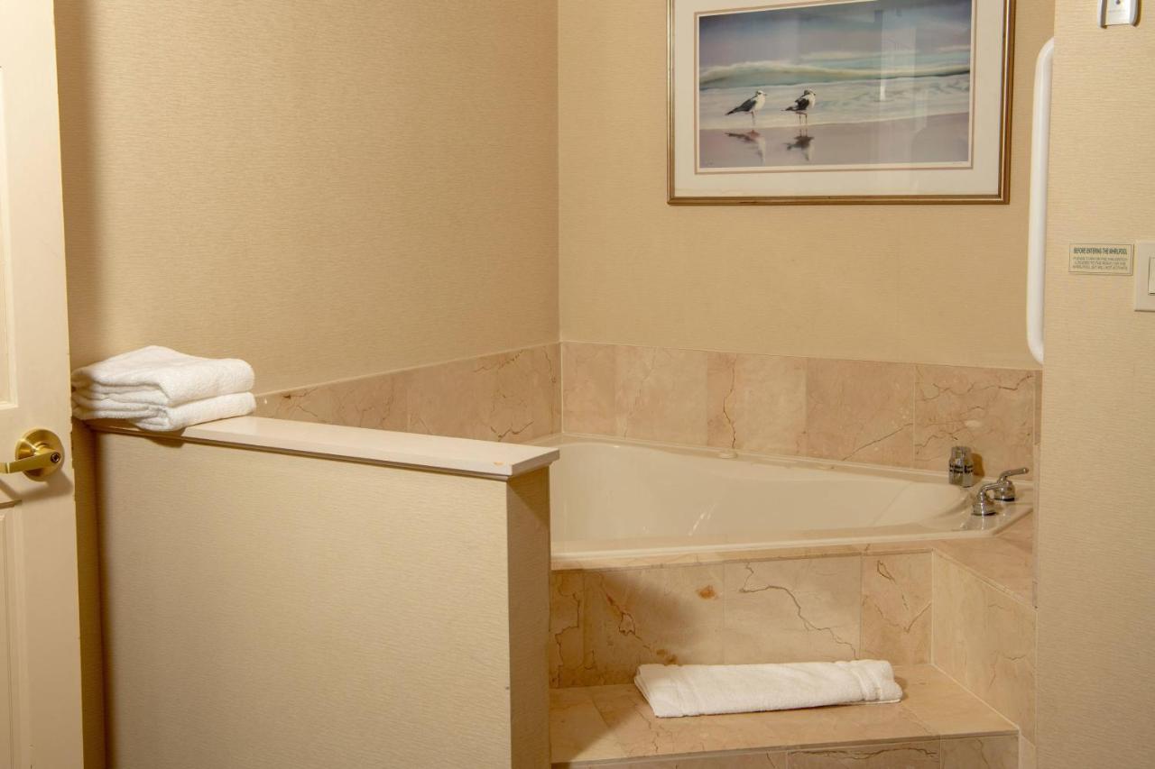 | Courtyard by Marriott Erie Ambassador Conference Center