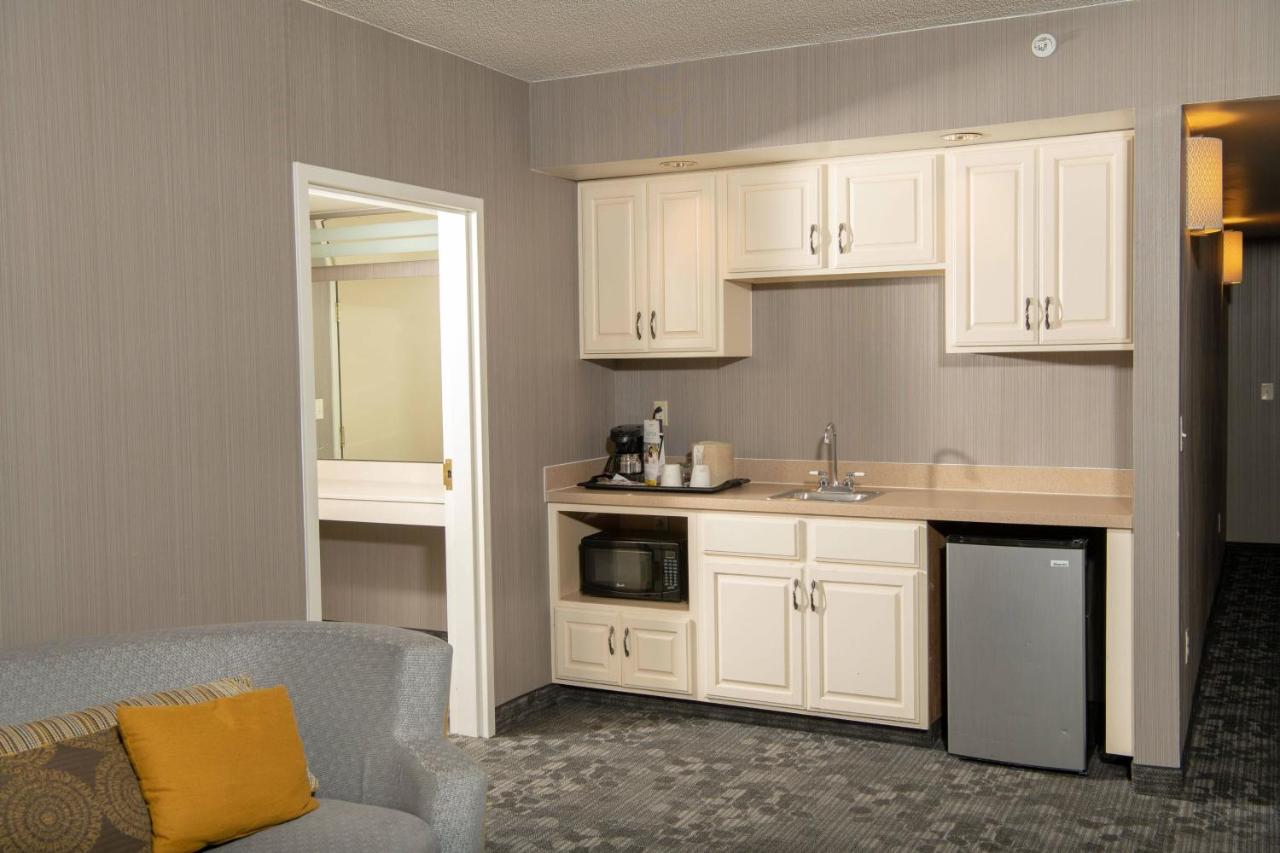 | Courtyard by Marriott Erie Ambassador Conference Center