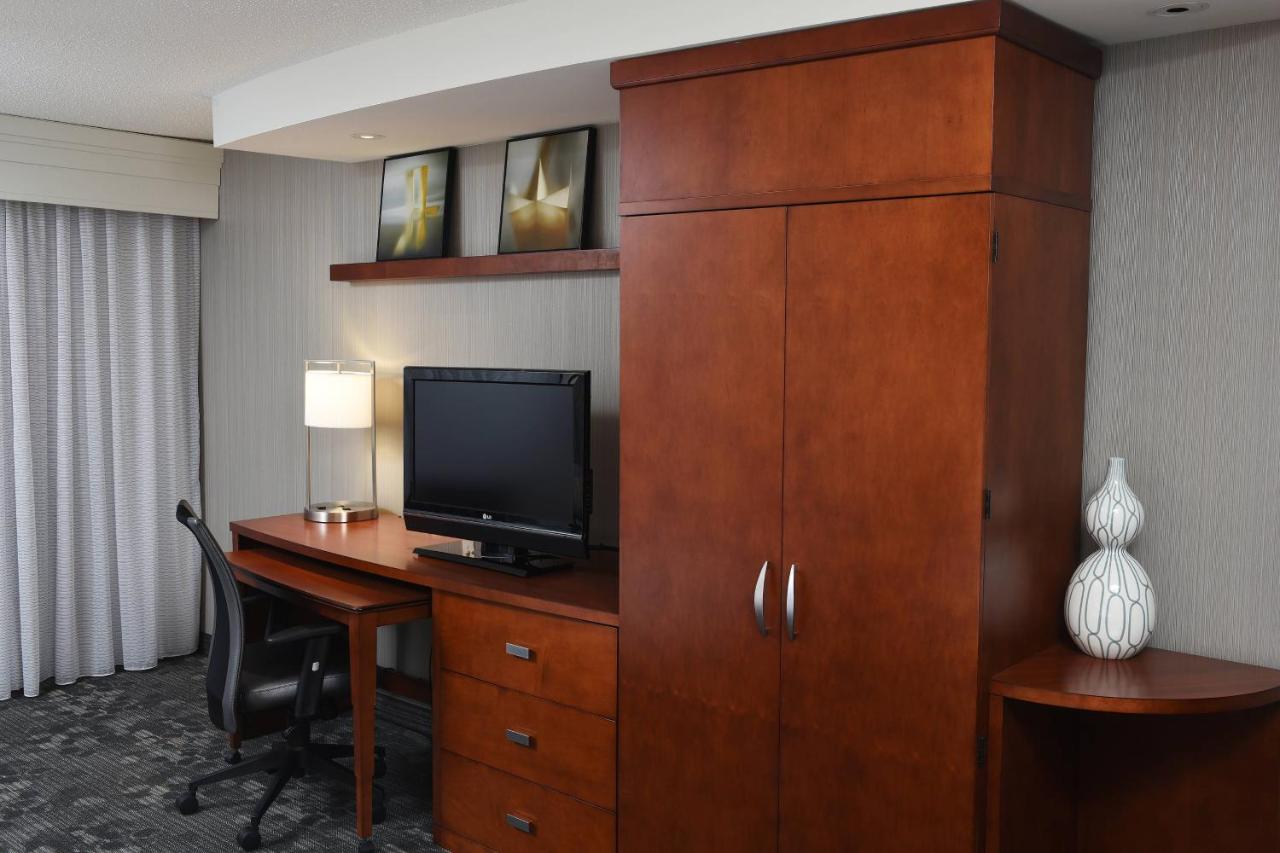 King Room with Sofa Bed at Courtyard by Marriott Sioux Falls