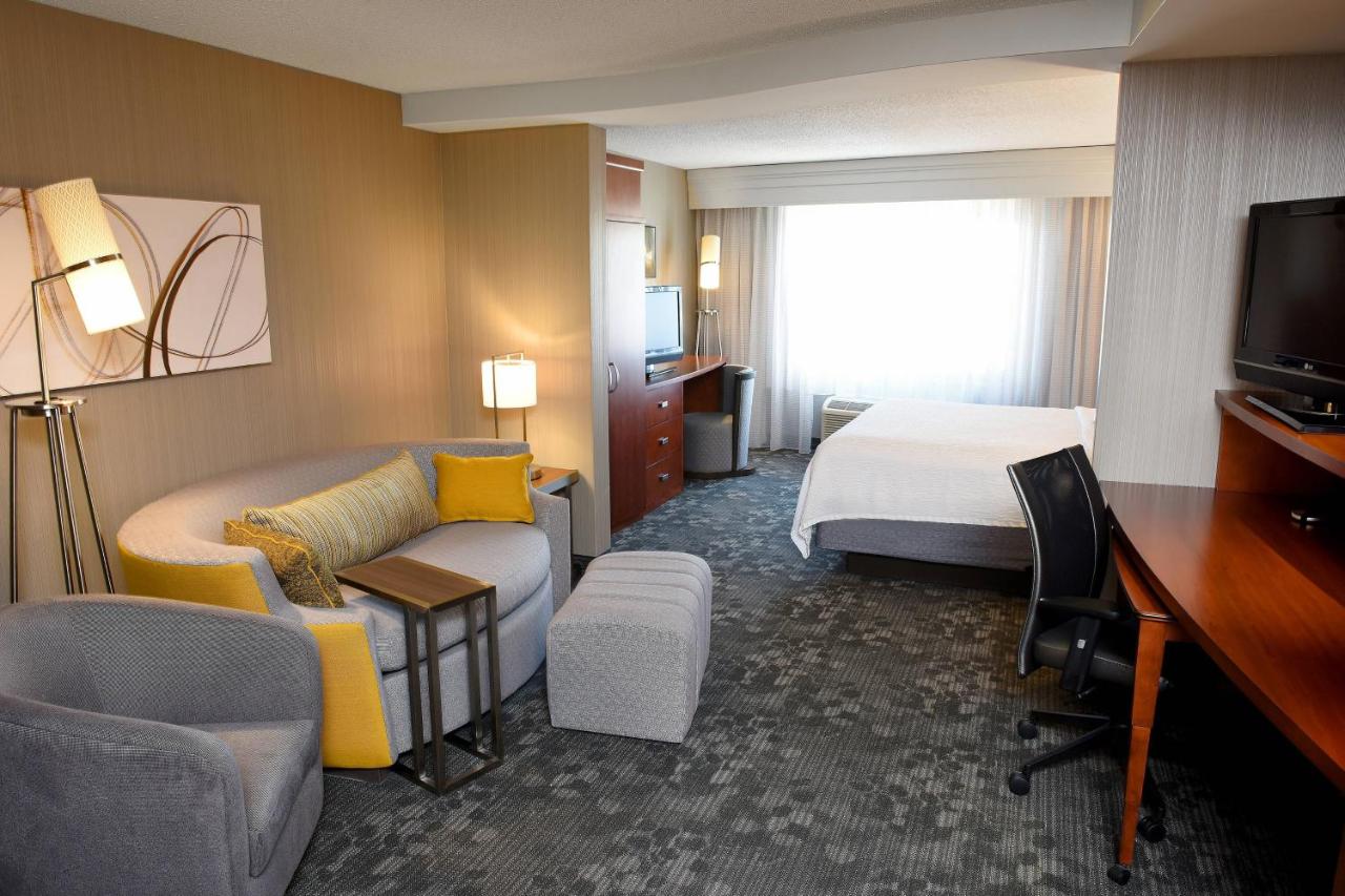 Larger Guest room, 1 King, Sofa bed at Courtyard by Marriott Sioux Falls