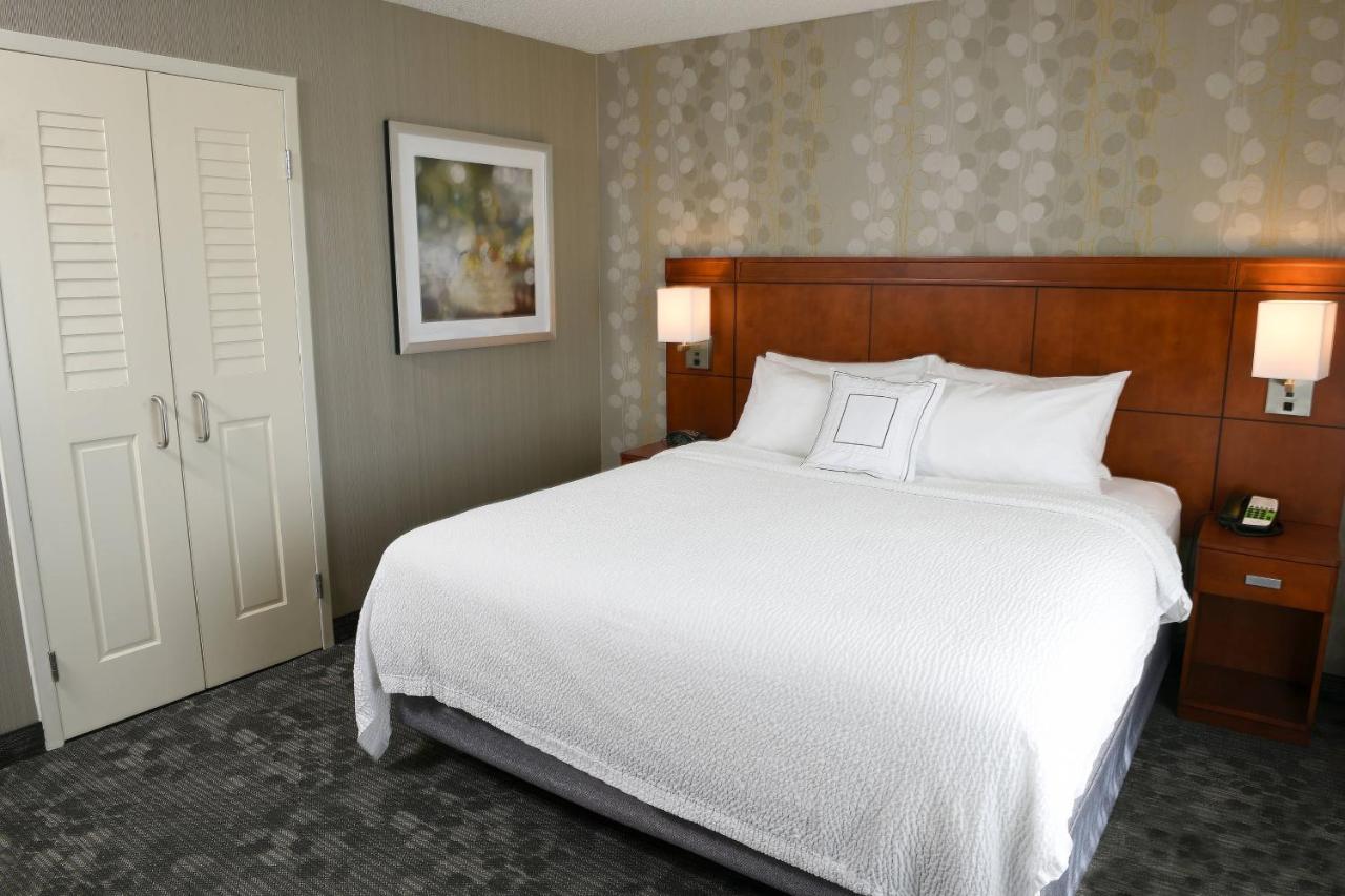 1 Bedroom 2 room Suite, 1 King, Sofa bed, Courtyard view at Courtyard by Marriott Sioux Falls