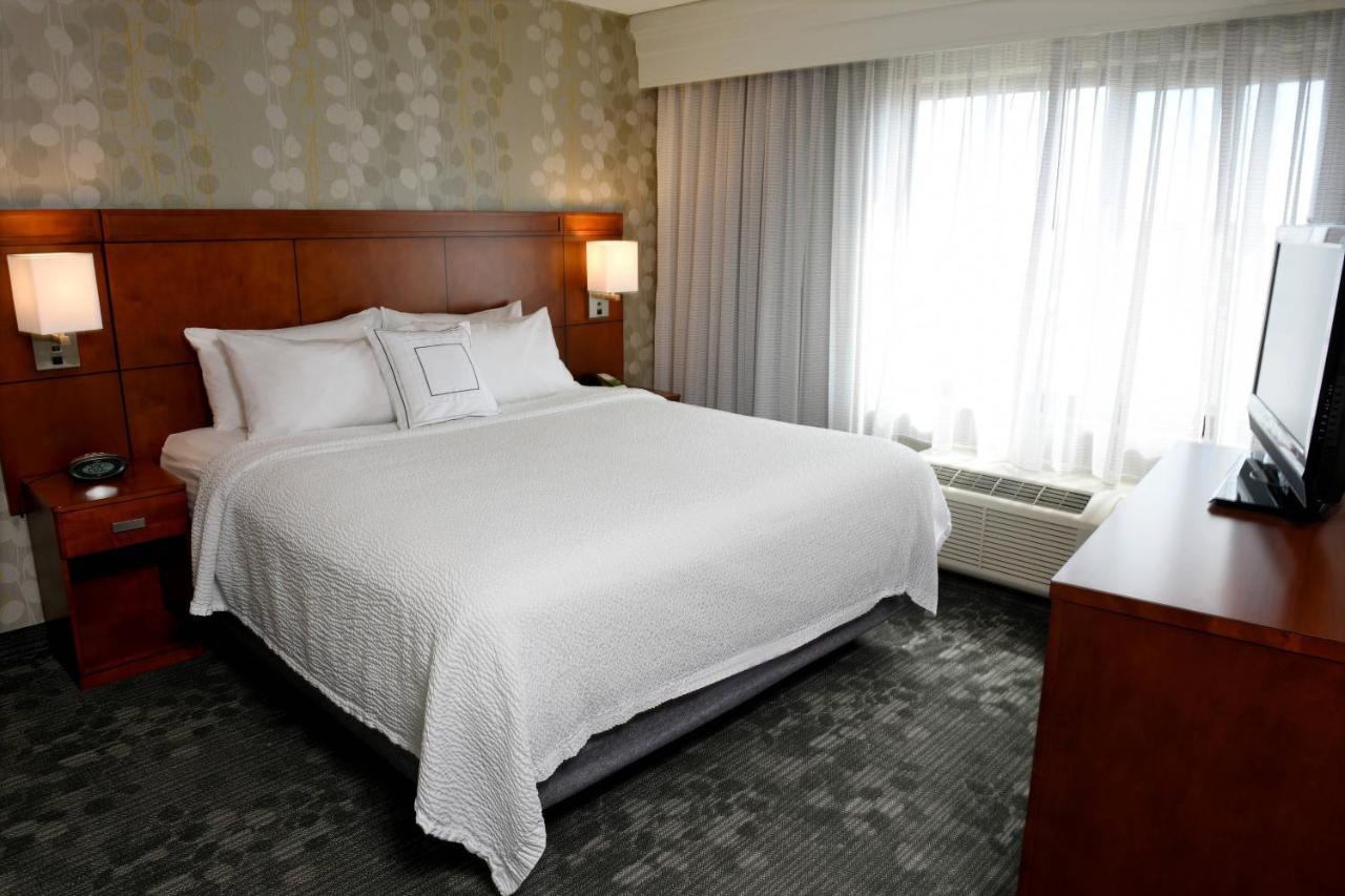 1 Bedroom 2 room Suite, 1 King, Sofa bed, Courtyard view at Courtyard by Marriott Sioux Falls