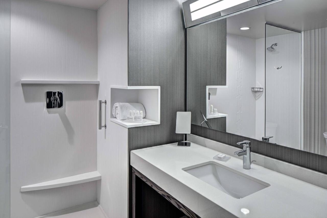 Double Queen Room at Courtyard by Marriott Appleton Riverfront