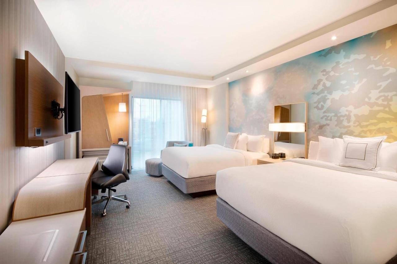 Guest room, 2 Queen at Courtyard by Marriott Atlanta Vinings/Galleria