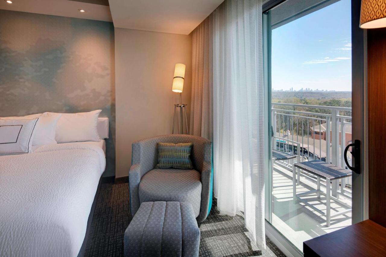 Guest room, 2 Queen, City view, Balcony at Courtyard by Marriott Atlanta Vinings/Galleria