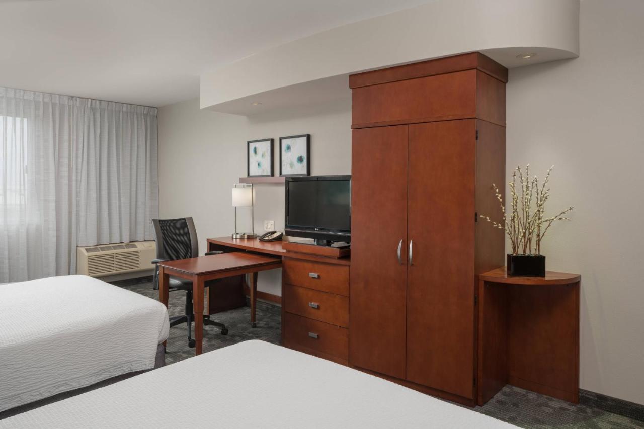 Queen Room with Two Queen Beds with Balcony at Courtyard by Marriott Miami West/ FL Turnpike