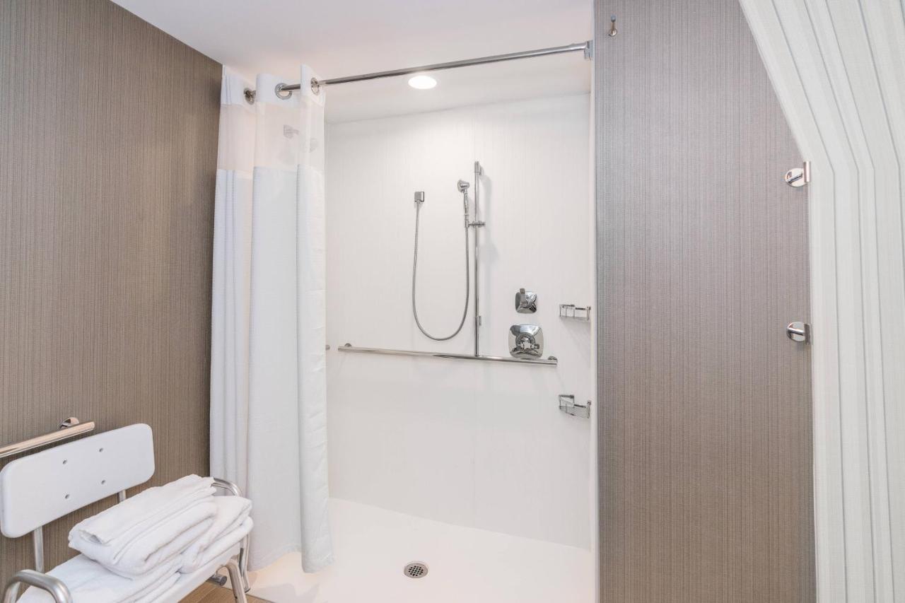 | Courtyard by Marriott West Springfield