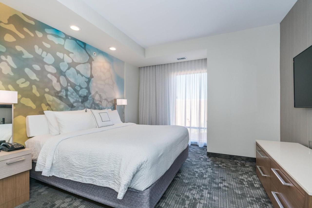 | Courtyard by Marriott West Springfield
