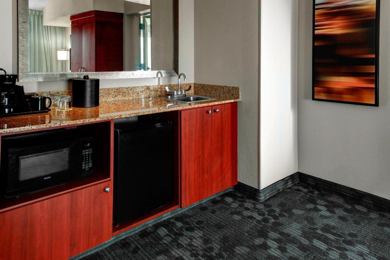 King Suite with Sofa Bed at Courtyard by Marriott Anniston Oxford