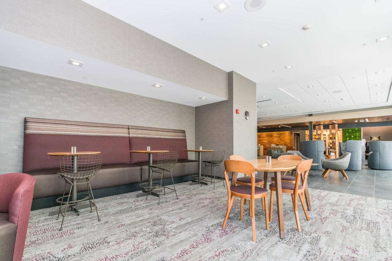 | Courtyard by Marriott West Springfield