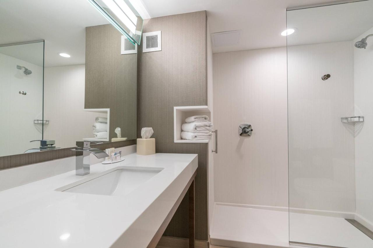 | Courtyard by Marriott West Springfield