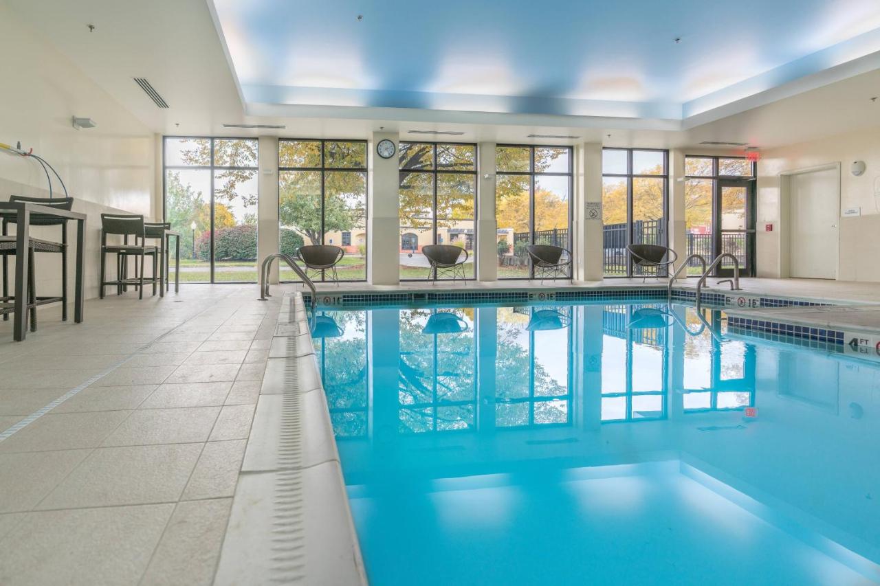 | Courtyard by Marriott West Springfield