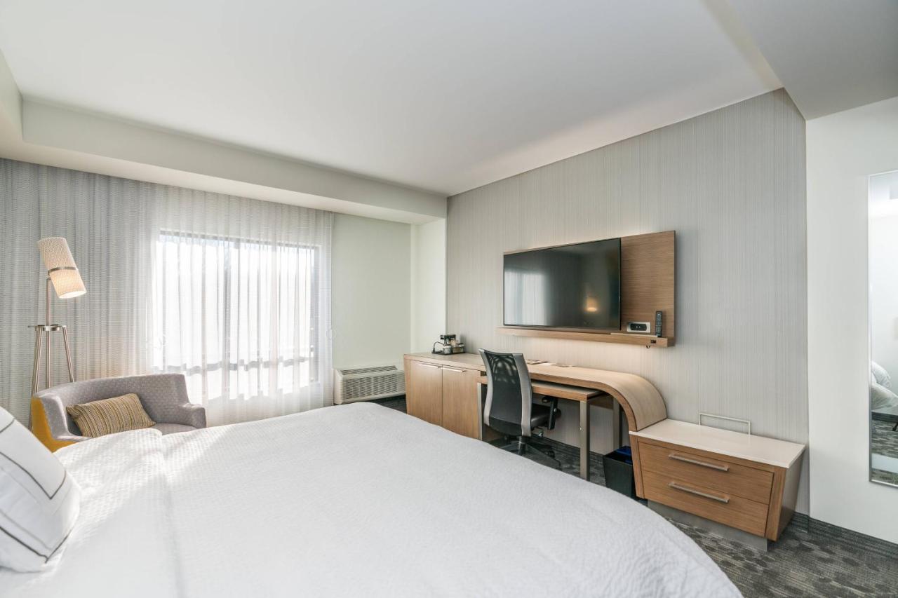 | Courtyard by Marriott West Springfield