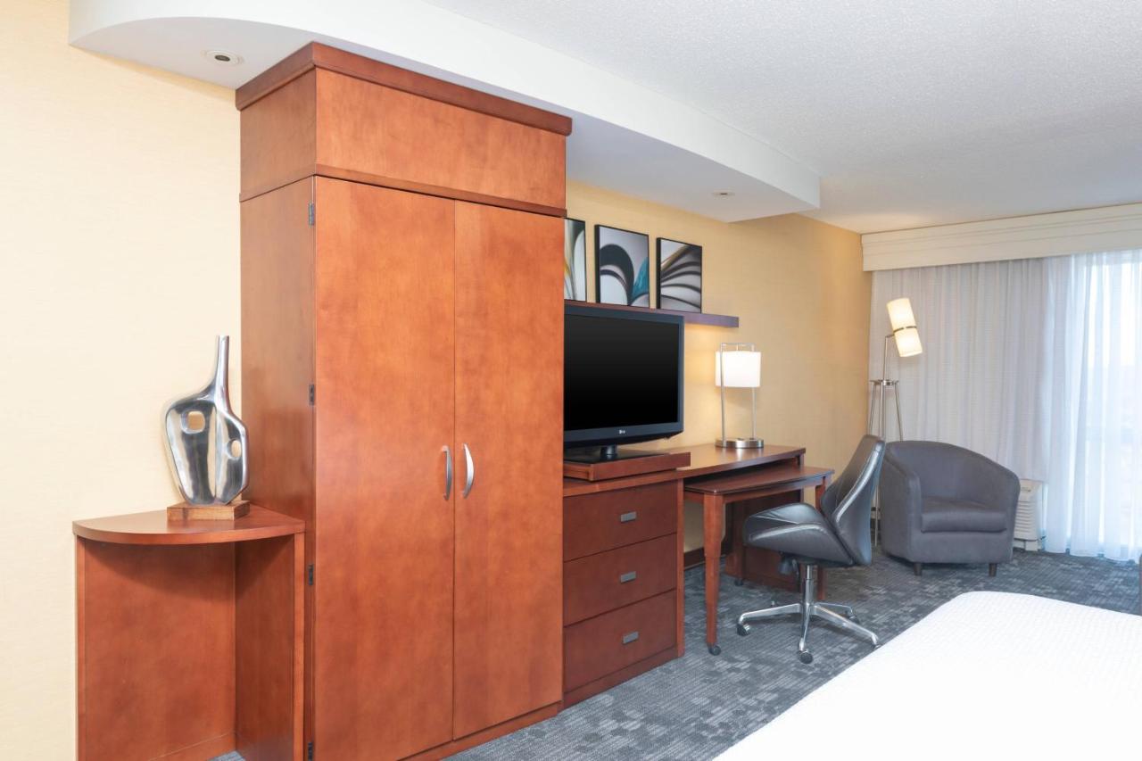 King Room with Sofa Bed at Courtyard Milwaukee Airport