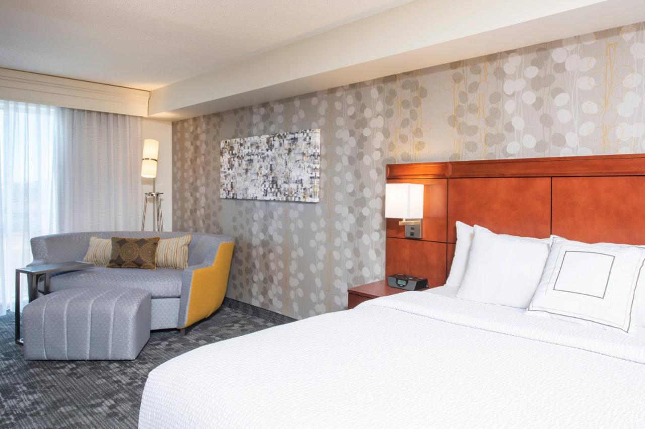King Room with Sofa Bed at Courtyard Milwaukee Airport