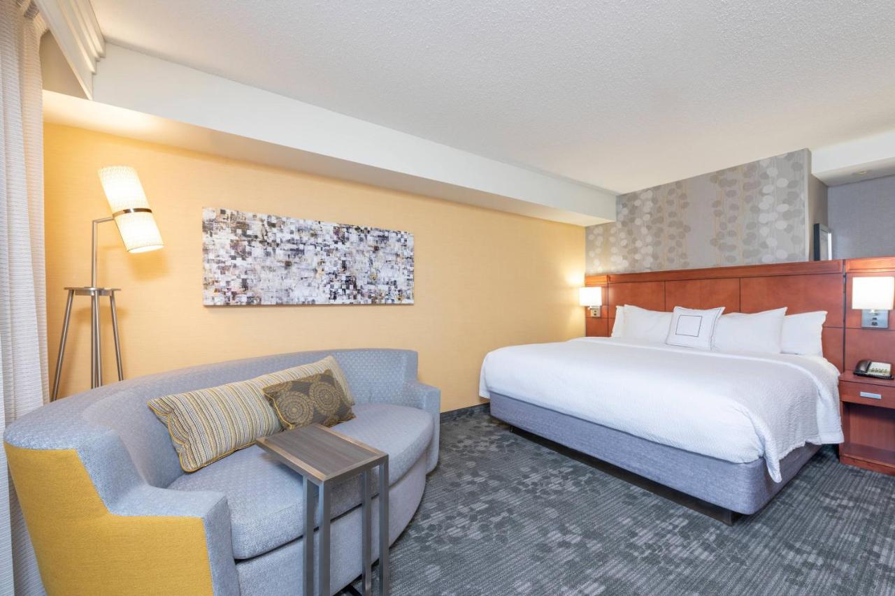 King Room with Sofa Bed at Courtyard Milwaukee Airport