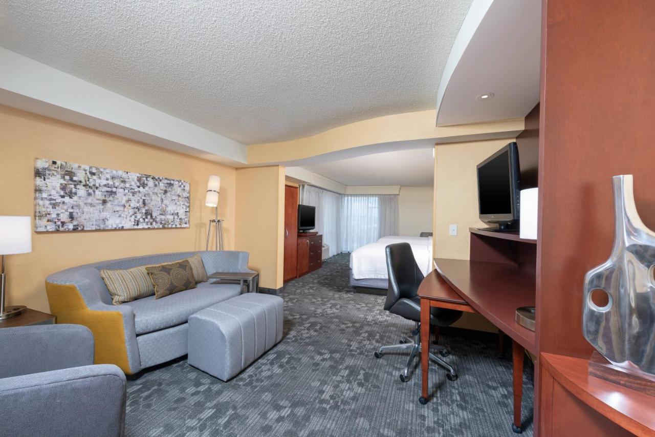 1 Bedroom Executive Suite, 1 King, Sofa bed at Courtyard Milwaukee Airport