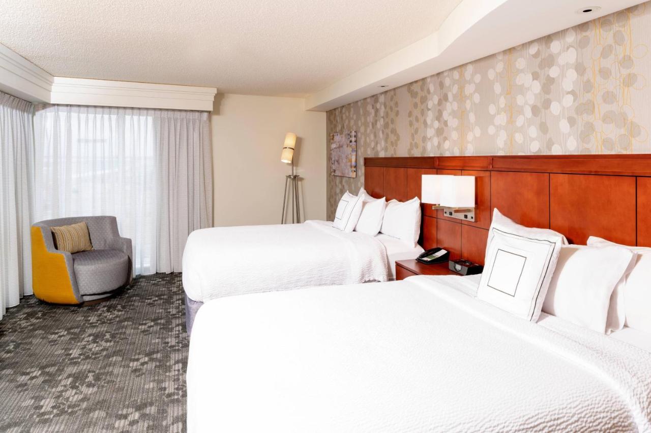 1 Bedroom Executive Suite, 1 King, Sofa bed at Courtyard Milwaukee Airport