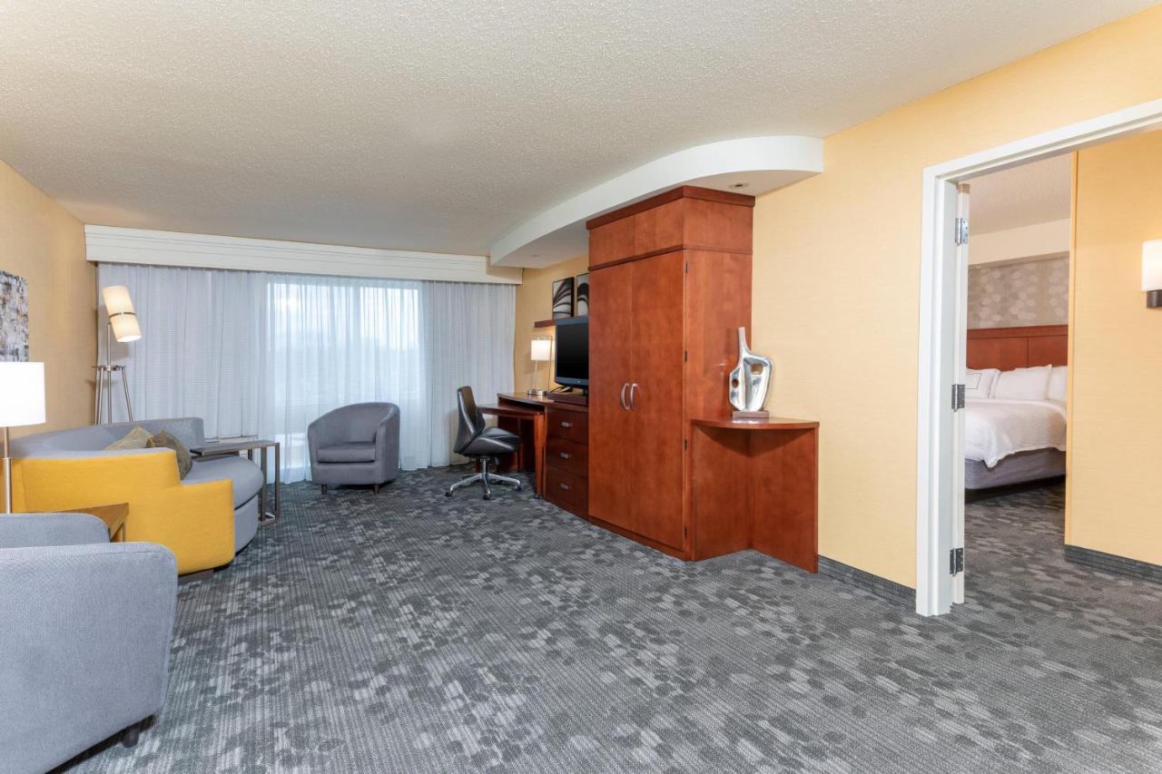 One-Bedroom King Suite with Sofa Bed at Courtyard Milwaukee Airport