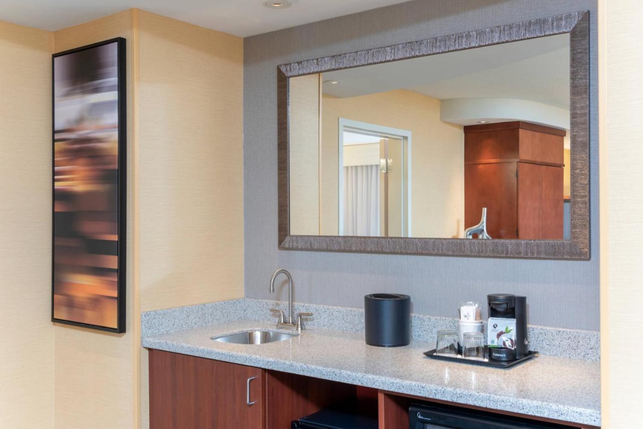 One-Bedroom King Suite with Sofa Bed at Courtyard Milwaukee Airport