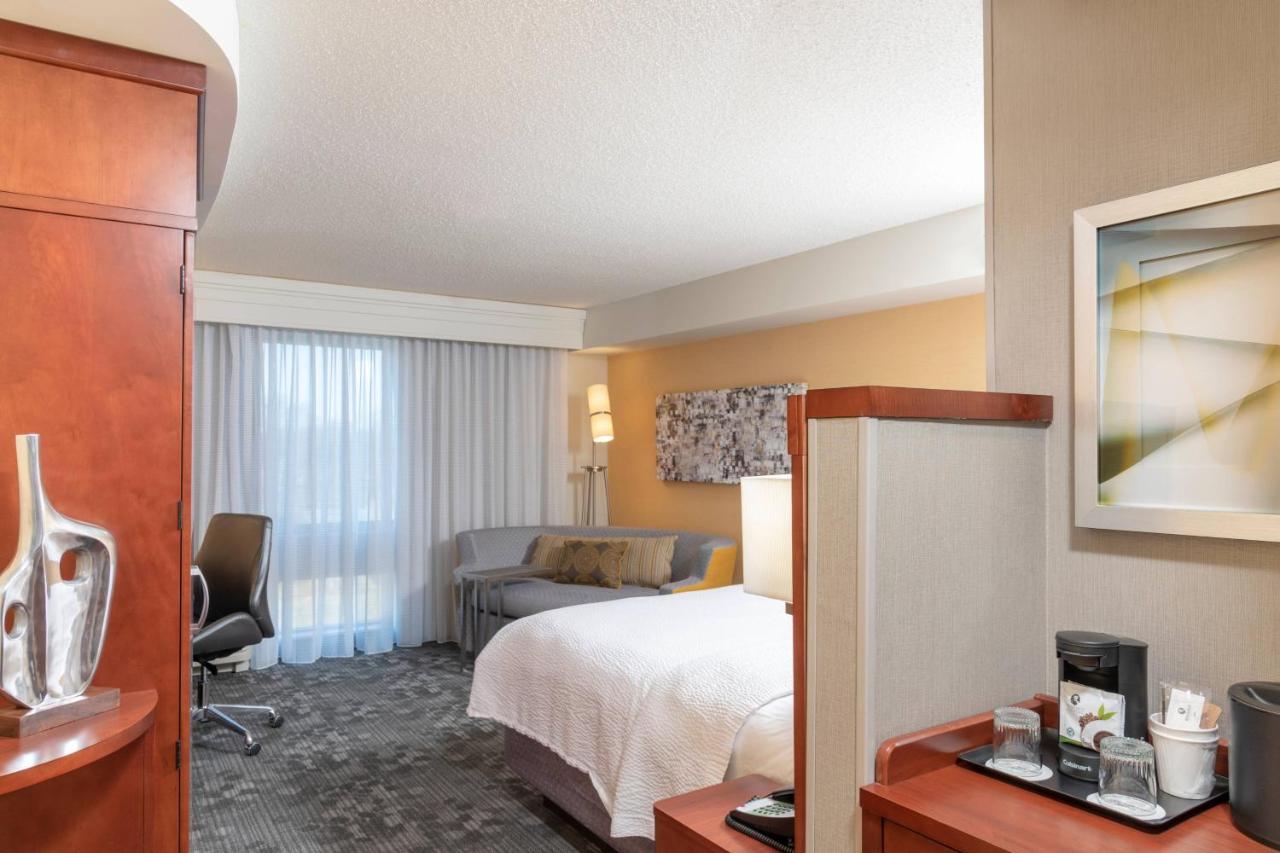 King Room with Sofa Bed at Courtyard Milwaukee Airport